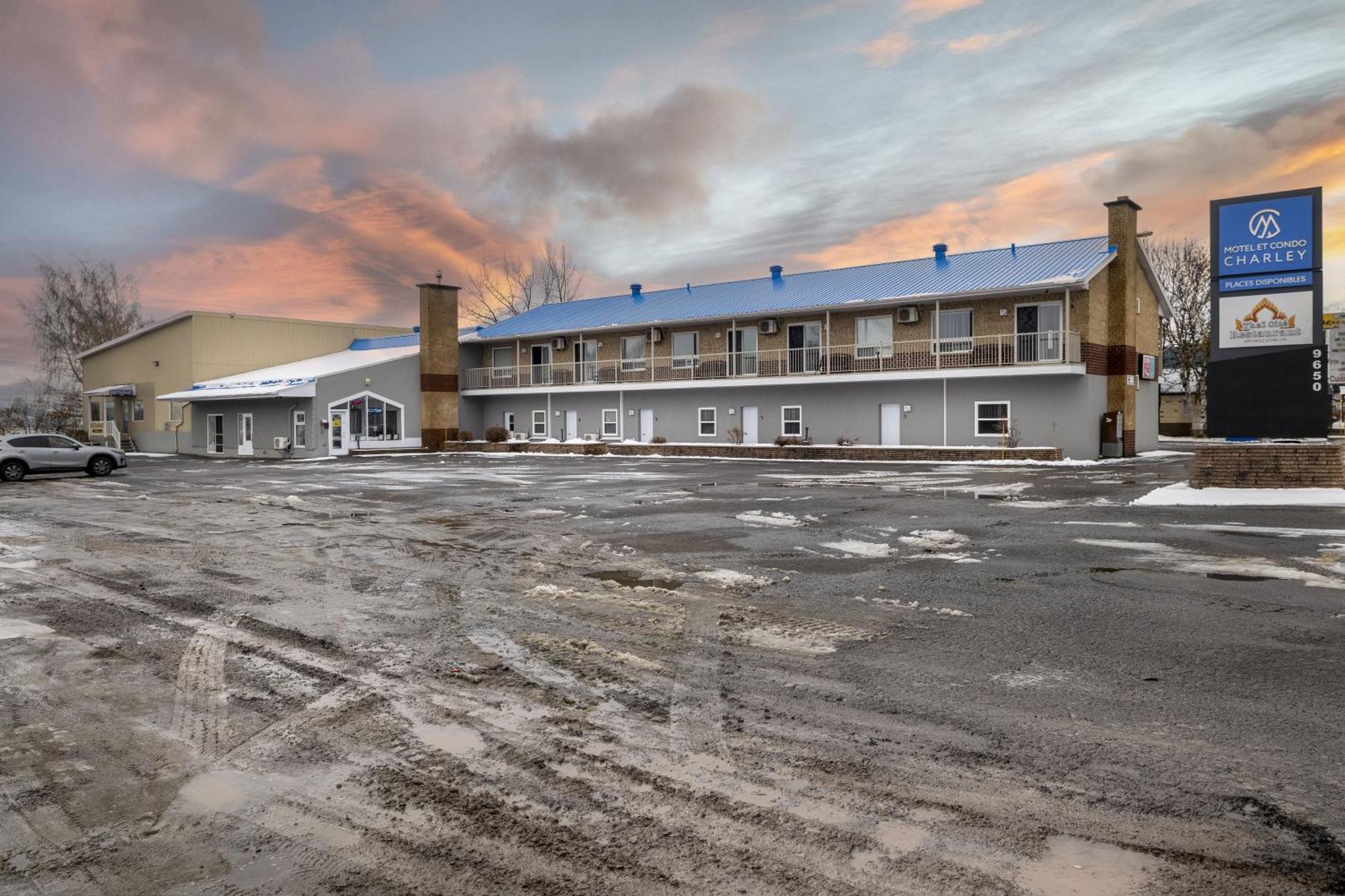 Motel Et Condo Chez Charley Sainte-Anne-de-Beaupré Exterior foto