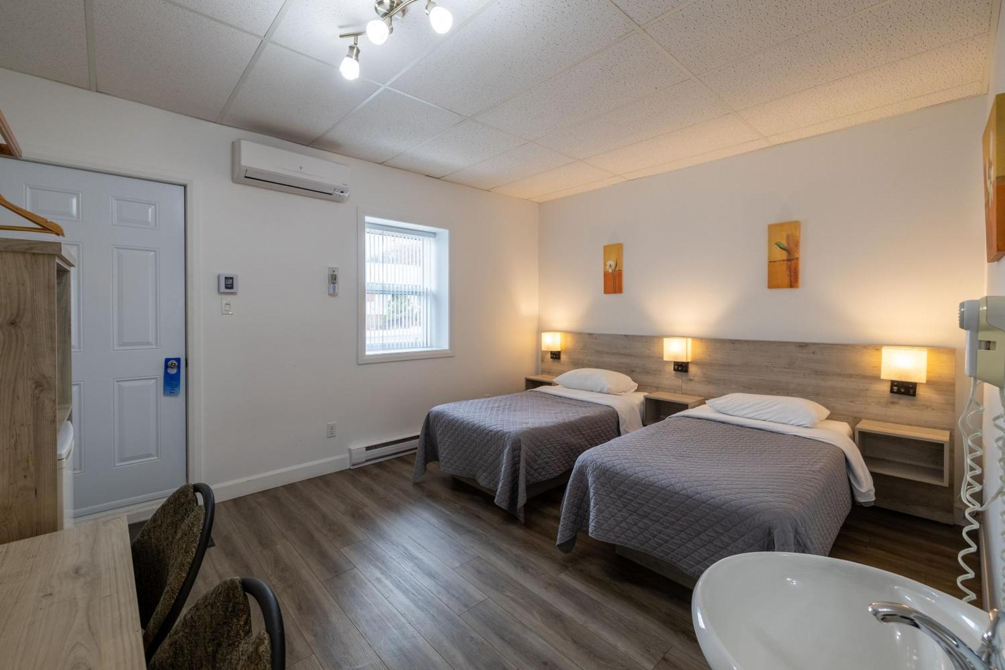 Motel Et Condo Chez Charley Sainte-Anne-de-Beaupré Exterior foto